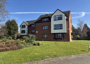 3 bedroom Unfurnished Apartment to Let
